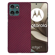 Zaštitna maska s karbonskim uzorkom za Motorola Edge 50 - Crvena KP36969