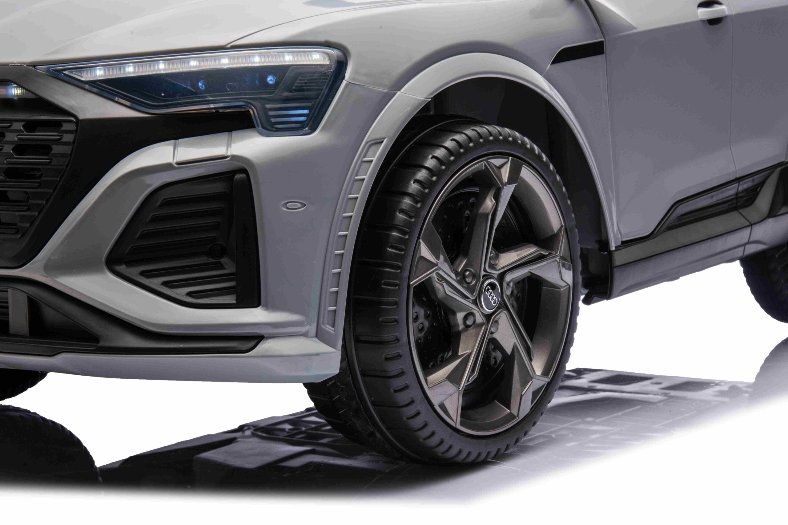 Licencirani auto na akumulator Audi SQ8 - sivi