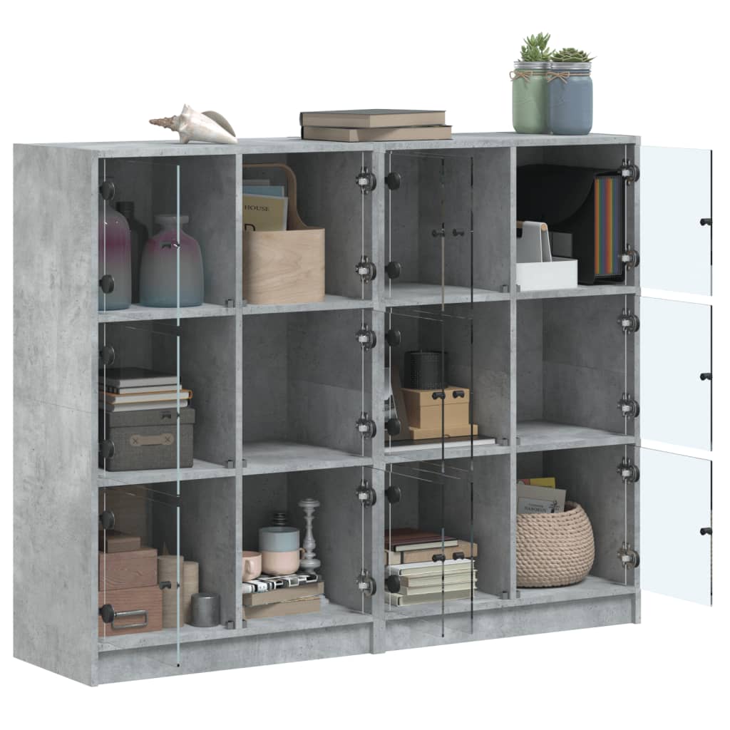 Regal za knjige s vratima boja betona 136 x 37 x 109 cm drveni