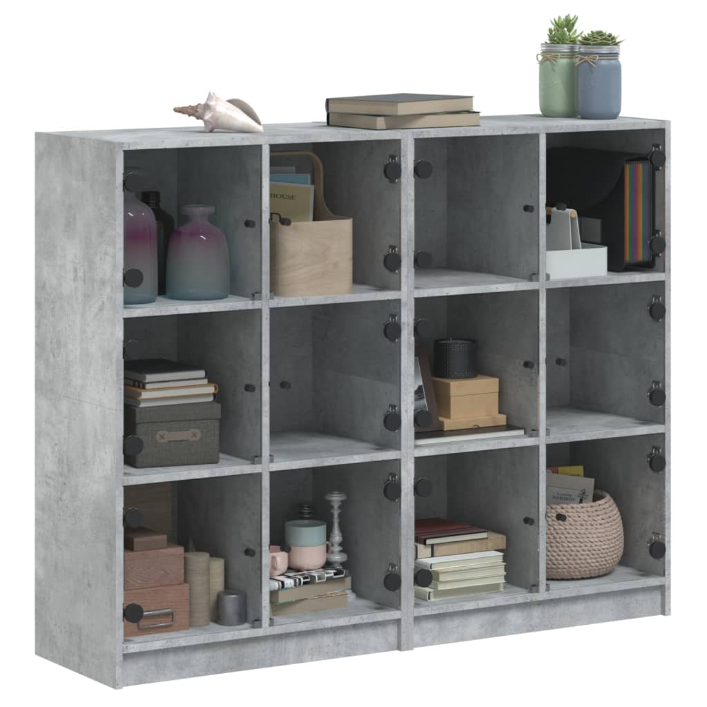 Regal za knjige s vratima boja betona 136 x 37 x 109 cm drveni
