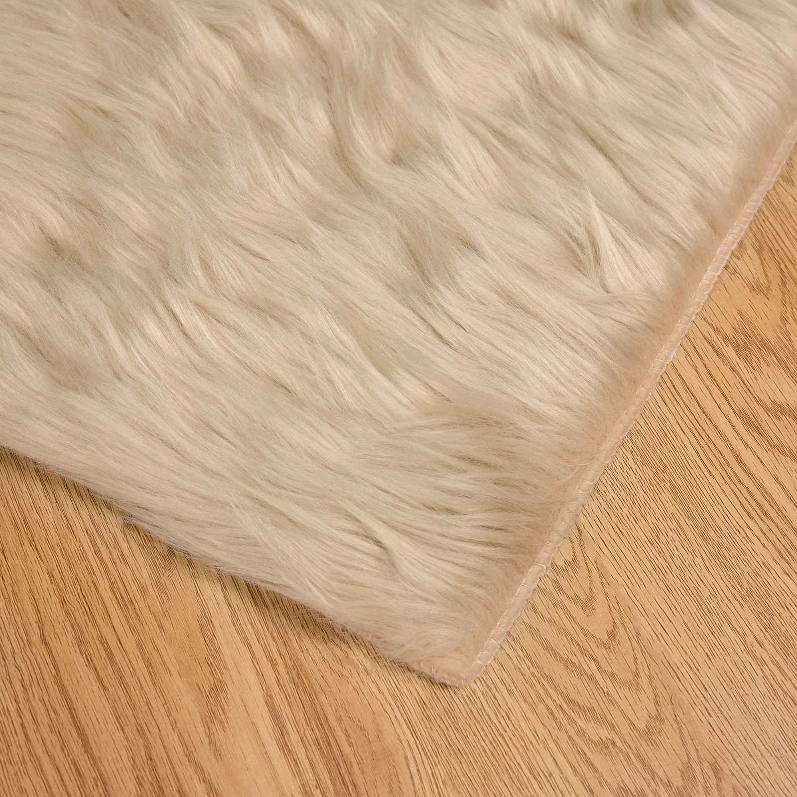 Tepih od umjetne ovčje kože TAFALLA Bež 140 x 200 cm Poliester