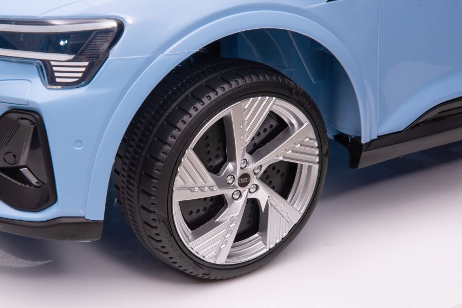 Licencirani auto na akumulator Audi E- Tron QLS-6688 4x4 - svijetlo plavi
